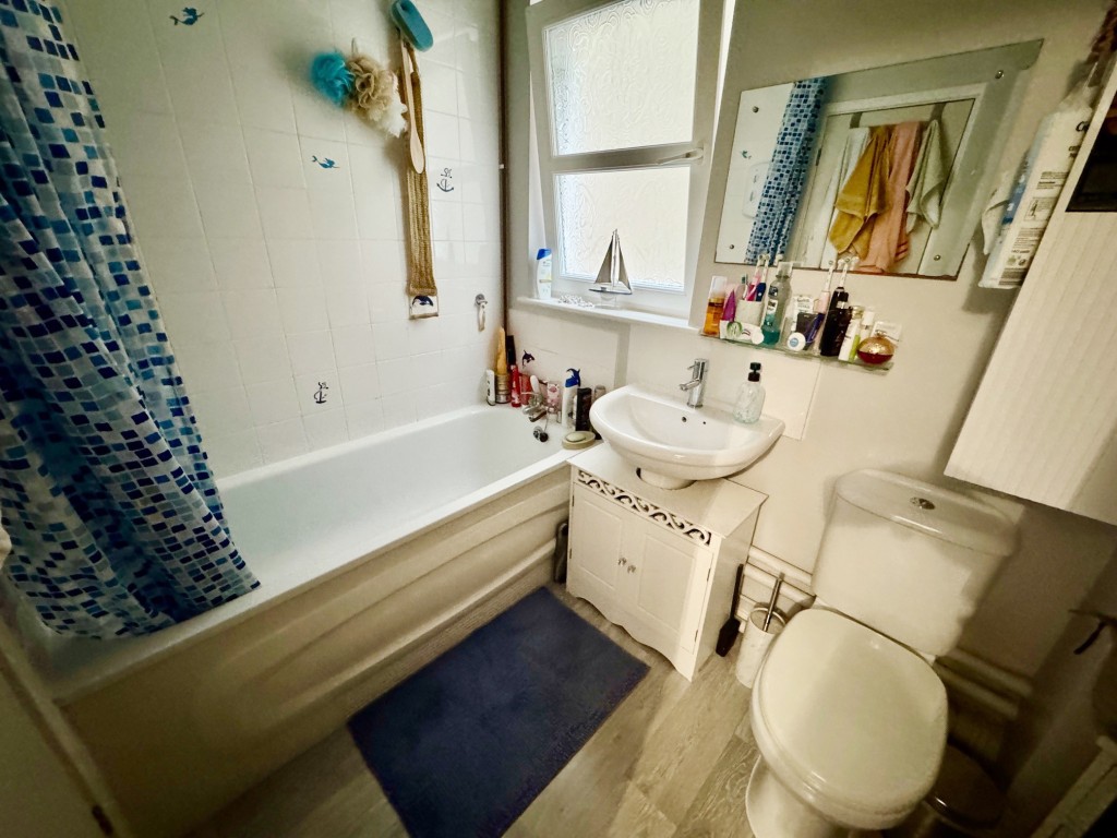 Lot: 43 - TWO-BEDROOM TOP FLOOR FLAT INVESTMENT - 5 Stuart Court - bathroom